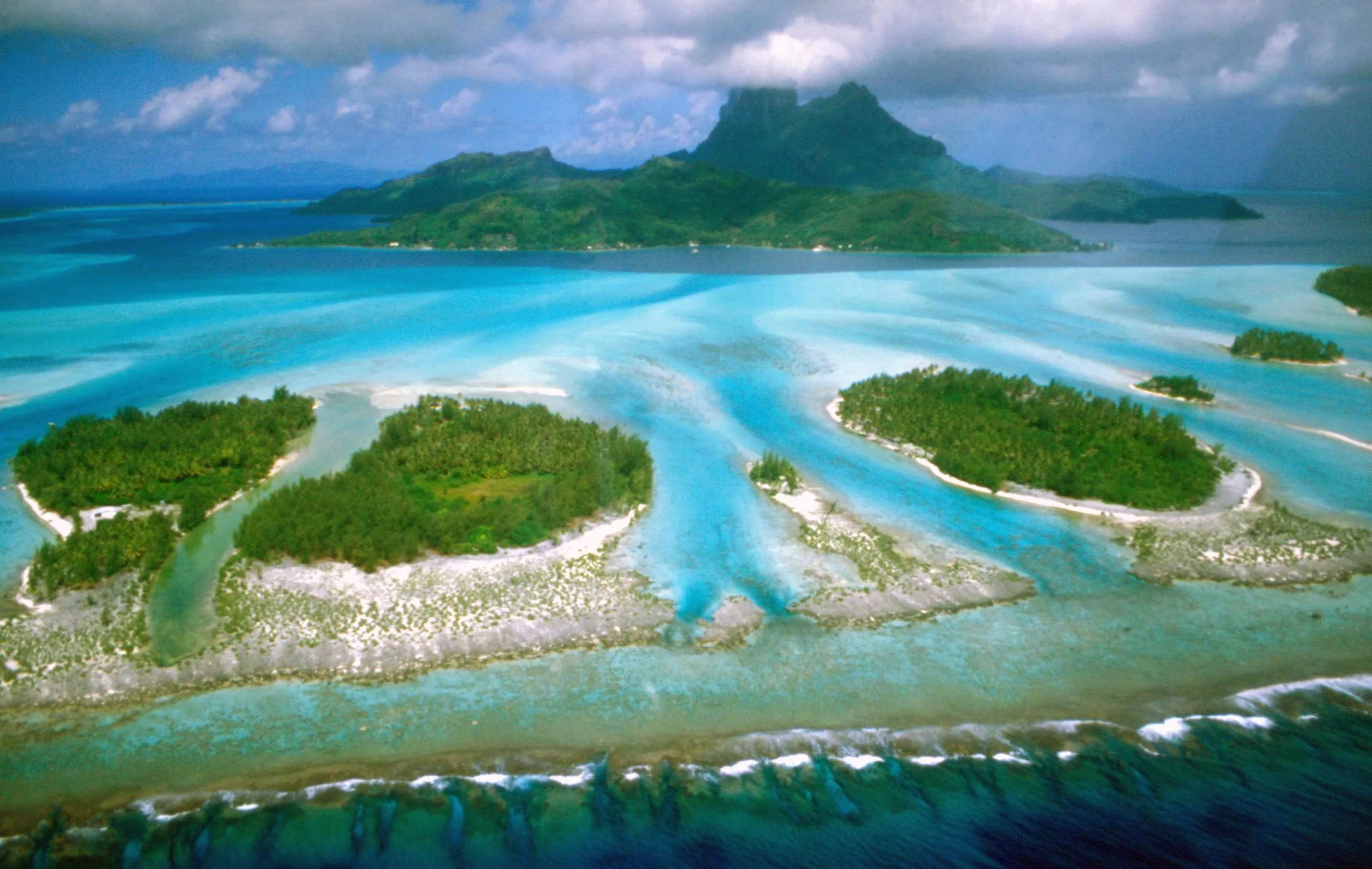 Vue aérienne du lagon turquoise de Taha'a, en Polynésie française